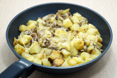 Обжаривать 15-20 минут грибы с картофелем на среднем огне, посолить по вкусу и перемешать.