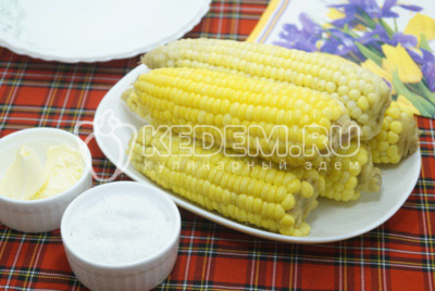 Вареная кукуруза со сливочным маслом готова
