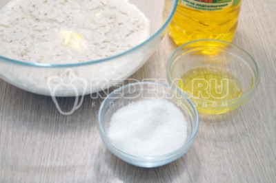 Добавить 2 ст. ложки натурального нерафинированного подсолнечного масла ТМ «Алейка» и еще 3 ст. ложки сахара.
