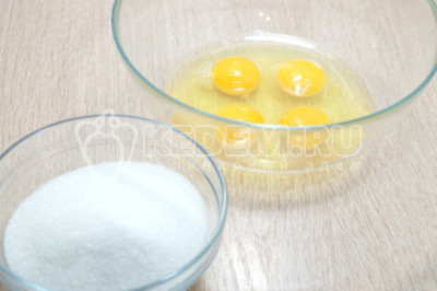 В отдельной миске взбить миксером 4 яйца и 120 грамм сахара.