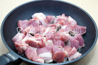На сковороде обжарить мясо 2-3 минуты.