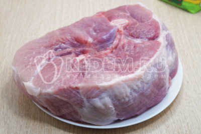 Подготовить свиной окорок весом около 2 кг. Срезать кожу, удалить прожилки.