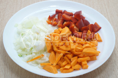 Луковицу, морковь и болгарский перец очистить и нарезать.