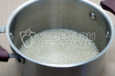 Рис промыть и выложить в кастрюлю, добавить 400 миллилитров воды и варить 15 минут, до готовности.
