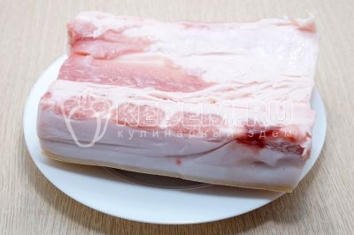 300 грамм свиного сала зачистить ножом.