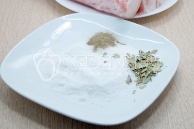 В тарелке смешать 50 грамм соли, 1 чайную ложку перца и 1 чайную ложку измельченного лаврового листа.