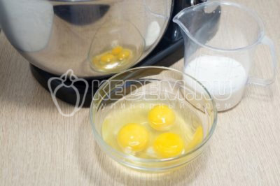 В чашу миксера разбить 3 яйца.