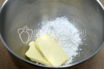 Для крема смешать 100 г мягкого сливочного масла и 100 г сахарной пудры. Взбивать 5-7 минут.