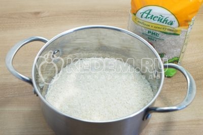 Пересыпать рис в кастрюлю и промыть холодной водой.