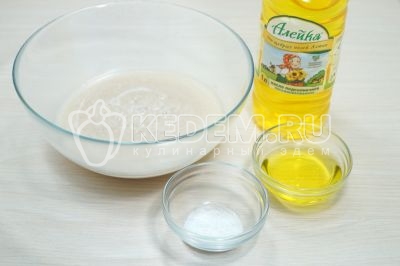 Добавить 3 столовые ложки натурального подсолнечного масла ТМ «Алейка» и 1/2 чайной ложки соли.