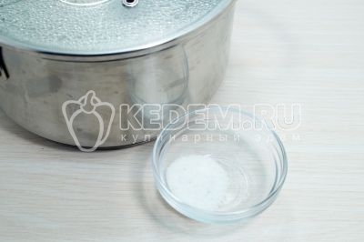 В кастрюле вскипятить 2,5 литра воды, добавить 1/2 чайной ложки соли.