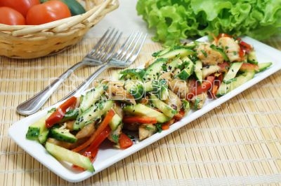 Салат с куриным филе и свежими овощами