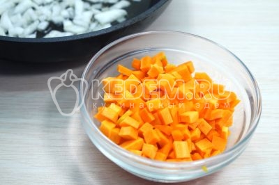 Добавить одну кубиками нарезанную морковь.