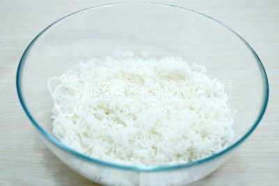 Готовый рис выложить в большую миску.