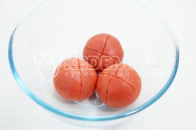 На помидорах сделать крестообразные надрезы.
