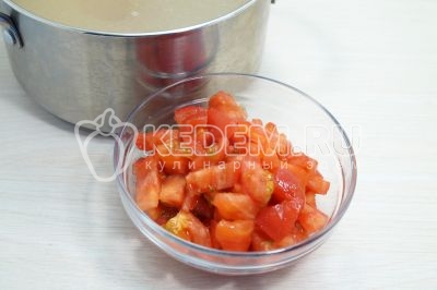 Добавить мелко нарезанные помидоры и готовить еще 5-7 минут.