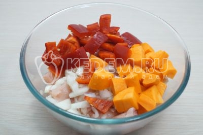 Добавить крупно нарезанный болгарский перец с морковью.