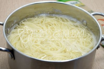 Варить спагетти 7 минут, помешивая.