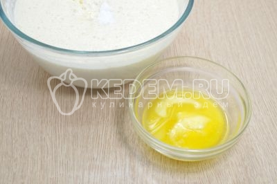 В миску влить 250 миллилитров теплого молока, добавить 10 грамм сухих дрожжей и 2 столовые ложки сахара.