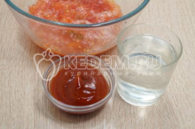 Добавить в протертые помидоры 2 столовые ложки томатной пасты и 200 миллилитров воды. 