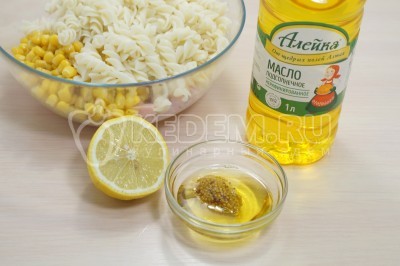 Для заправки смешать 3 столовых ложки подсолнечного масла, 1 чайную ложку зерновой горчицы и несколько капель свежевыжатого сока лимона. Перемешать.