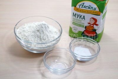В миске смешать 250 грамм муки ТМ «Алейка», 1 щепотку соли и 10 грамм разрыхлителя.
