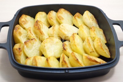 Вынуть картофель из духовке и немного остудить.