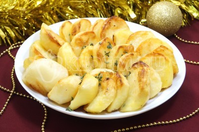 Картофель запеченный в духовке на Новый год готов