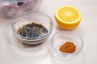 Добавить чайную ложку паприки и сок половинки апельсина.