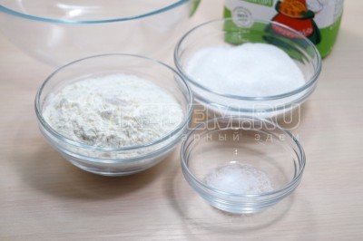 В миске смешать 200 грамм сахара, 1 щепотку соли и 125 грамм муки.