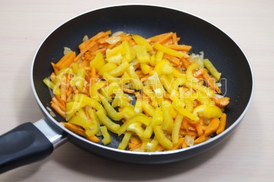 Добавить соломкой нарезанный болгарский перец и готовить еще 2-3 минуты до мягкости овощей.