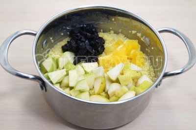 В кашу добавить нарезанные фрукты.