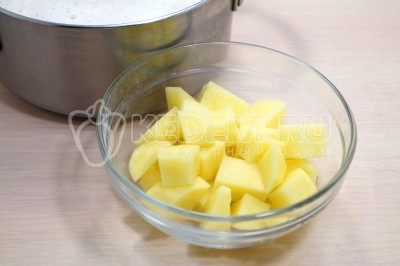 2 картофелины очистить и нарезать кубиками. Добавить картофель и варить 5-7 минут.