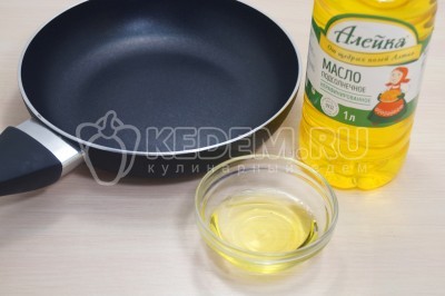 На сковороде разогреть 3 столовые ложки натурального подсолнечного масла.