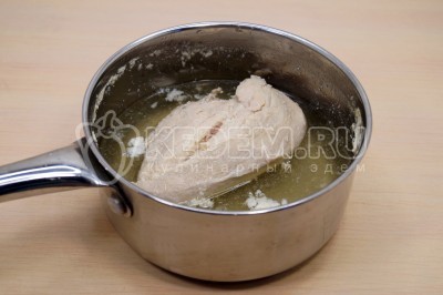 Сварить куриное филе готовности 15-20 минут на среднем огне. Остудить в бульоне.