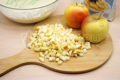 2 кисло-сладких яблока нарезать мелкими кубиками.