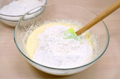 Добавить мучную смесь в миску к сливочному маслу с сахаром.