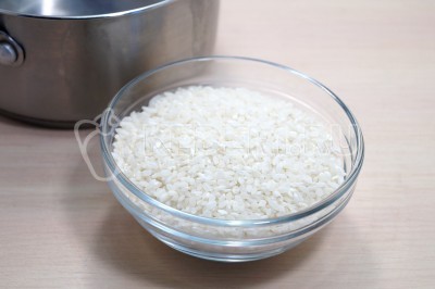 150 грамм пропаренного риса промыть и выложить в сотейник.