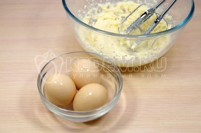 По одному добавить 3 яйца постоянно взбивая их с маслом и сахаром.