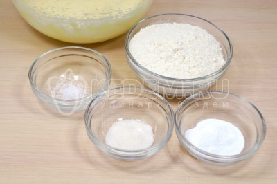 В отдельной миске смешать 200 грамм муки ТМ «Алейка», 1 щепотку соли, 10 грамм разрыхлителя, 1/2 чайной ложки ванильного сахара.