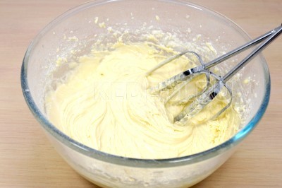 Взбить тесто для кексов миксером до однородности 1-2 минуты.