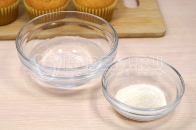Приготовить оригинальную глазурь. Для глазури в миску высыпать 10 грамм желатина и добавить 50 миллилитров воды. Перемешать и оставить для набухания на 15 минут.