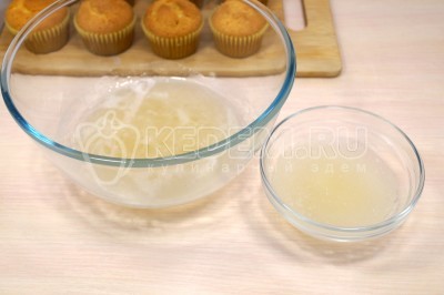 Перелить сахарный сироп в большую миску, добавить набухший желатин.