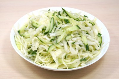 Выложить салат из свежей капусты с огурцом в салатницу.