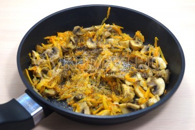 Добавить грибы шампиньоны в сковороду к овощам и обжарить 5-6 минут вместе с овощами. Посолить и поперчить по вкусу.