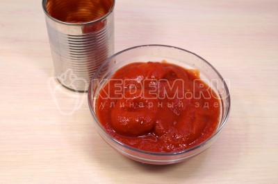 250 грамм помидоров в собственном соку измельчить вилкой.