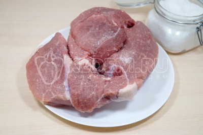 Весь кусок мяса натереть 1,5 столовыми ложками соли.
