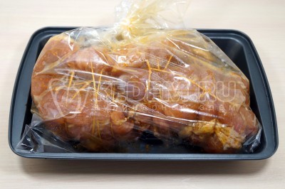 Вложить мясо в пакет для запекания и переложить на противень. Сделать несколько проколов в пакете для запекания.