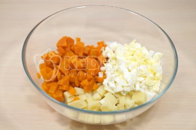 В миску нашинковать кубиками картофель, морковь и яйца.