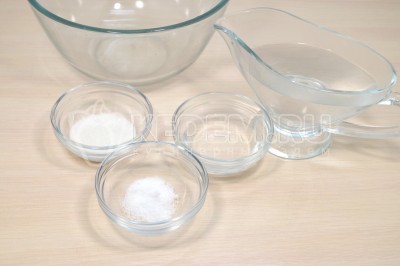 В большую миску налить 200 миллилитров воды. Добавить 2 столовые ложки 9% уксуса, 1 столовую ложку сахара и 1 чайную ложку соли.